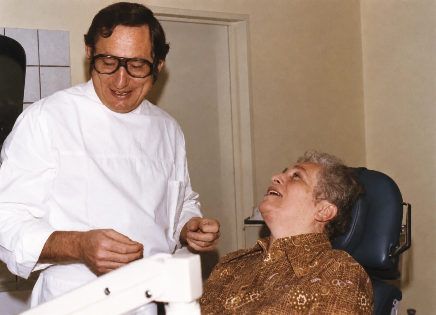 Dr. Landwerlin mit einer Patientin, 1970er Jahre