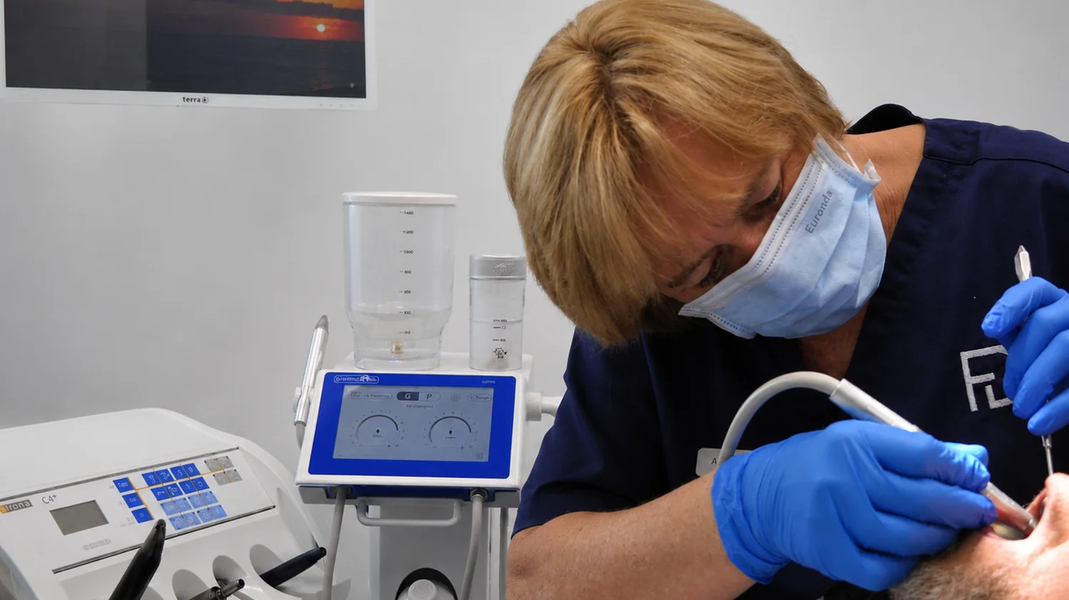 Anette Gantert bei der professionellen Zahnreinigung mit dem Pulverstrahlgerät