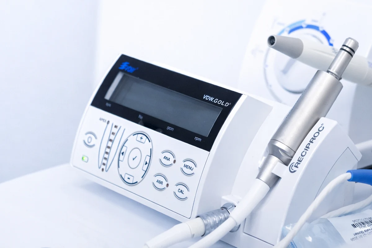 Endodontiemotor mit RECIPROC-Winkelstück im Behandlungszimmer