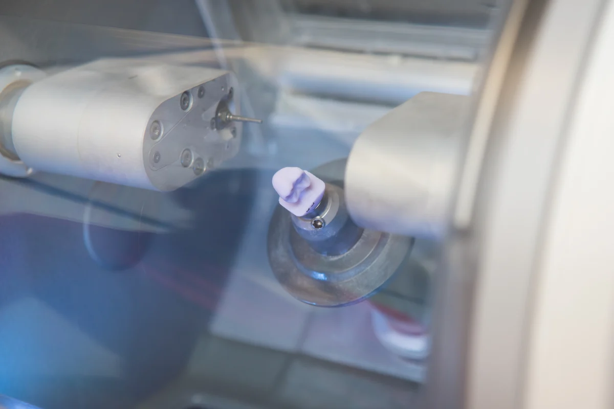 Keramikblock wird in der CEREC-Schleifeinheit bearbeitet