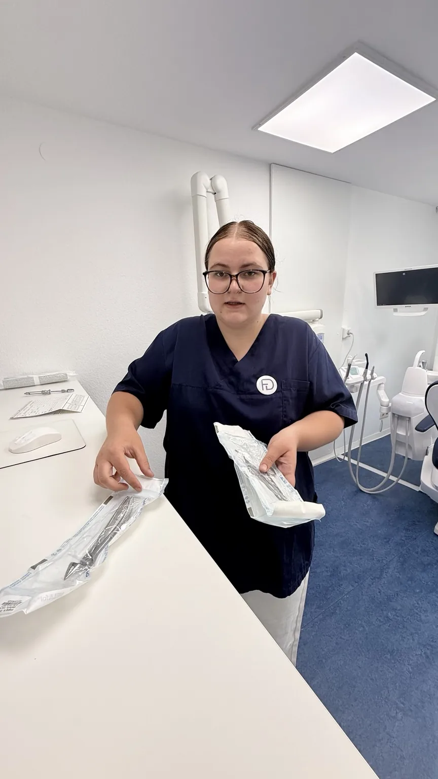 Kiara packt sterile Instrumente aus