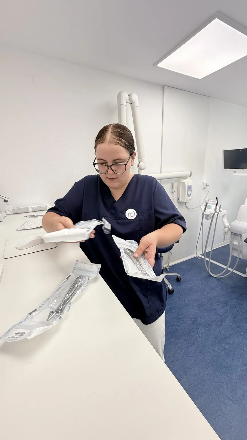 Kiara sortiert Instrumente im Behandlungszimmer