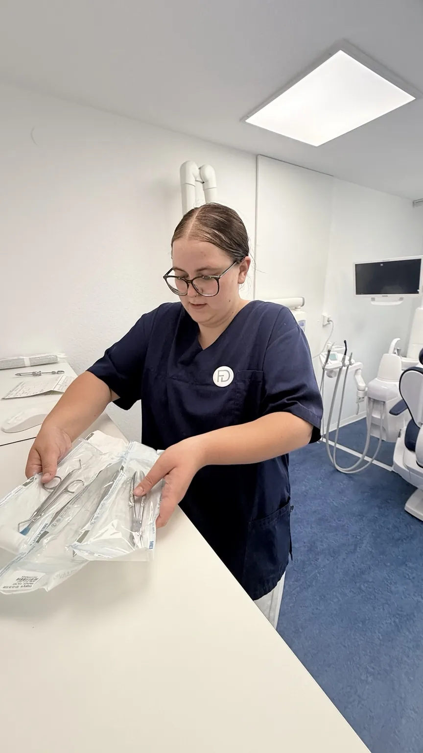 Kiara ordnet die Instrumente auf der Ablage